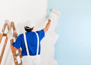 Nên sơn tường hay dùng giấy dán tường/tấm ốp nhựa PVC cho phòng ngủ? (Phân tích ưu/nhược điểm, chi phí).